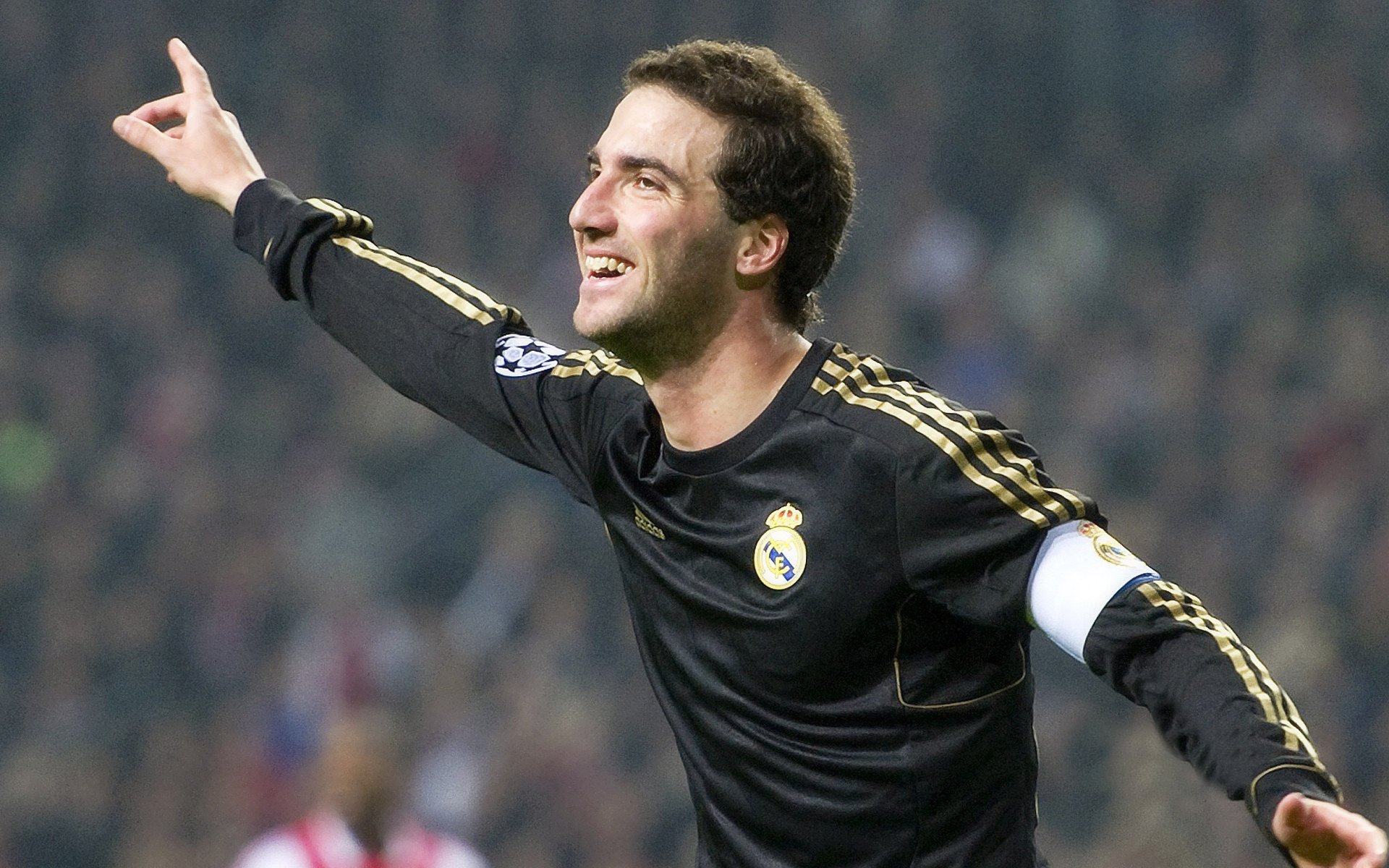 未来足球场馆将实现全场高清视频监控，确保赛事安全，足球场摄像头位置